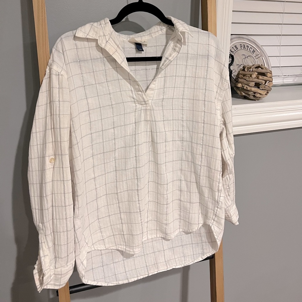 Universals Threads | Size Small | Flannel top with silver stitching | White